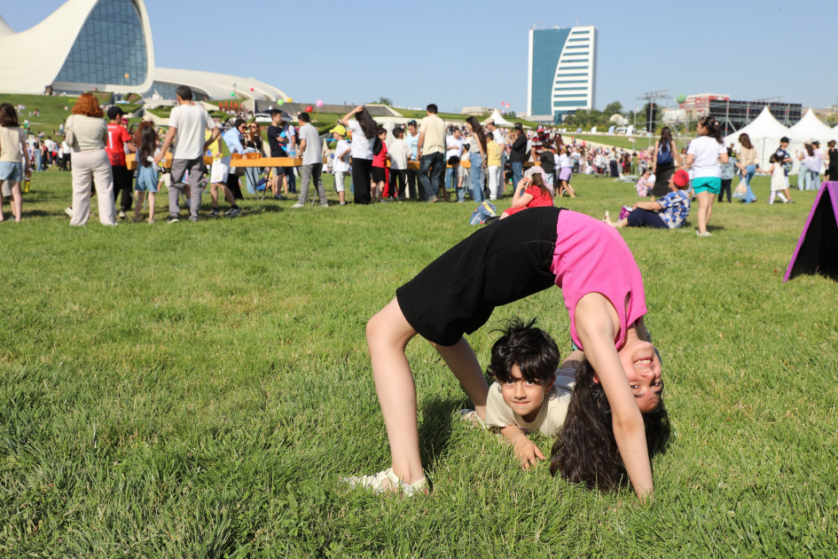 Heydər Əliyev Mərkəzinin parkında Uşaq festivalı keçirilib (FOTO)