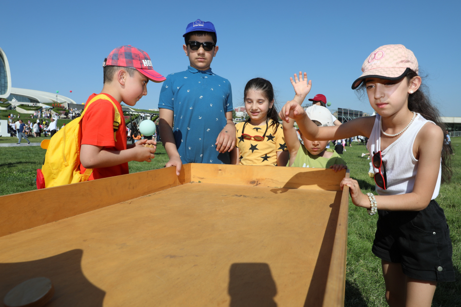 Heydər Əliyev Mərkəzinin parkında Uşaq festivalı keçirilib (FOTO)
