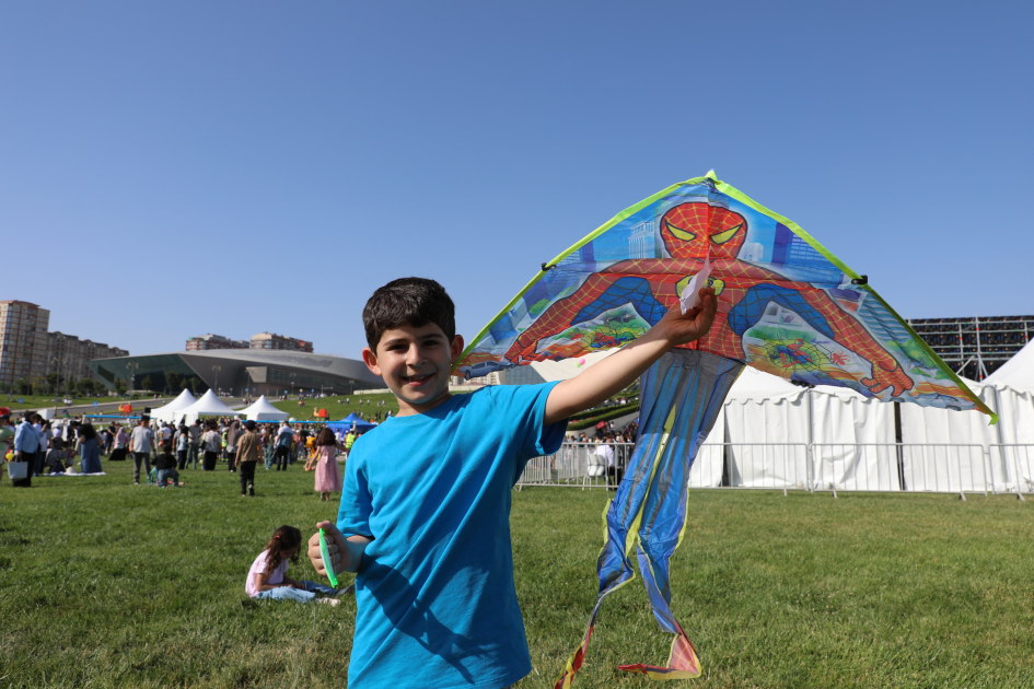 Heydər Əliyev Mərkəzinin parkında Uşaq festivalı keçirilib (FOTO)