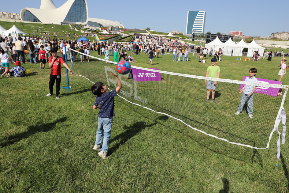 Heydər Əliyev Mərkəzinin parkında Uşaq festivalı keçirilib (FOTO)