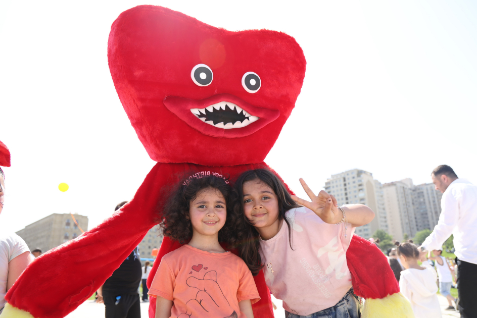 Heydər Əliyev Mərkəzinin parkında Uşaq festivalı keçirilib (FOTO)