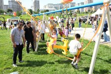 Heydər Əliyev Mərkəzinin parkında Uşaq festivalı keçirilib (FOTO)