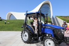 Heydər Əliyev Mərkəzinin parkında Uşaq festivalı keçirilib (FOTO)