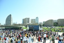 Heydər Əliyev Mərkəzinin parkında Uşaq festivalı keçirilib (FOTO)