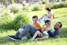 Heydər Əliyev Mərkəzinin parkında Uşaq festivalı keçirilib (FOTO)