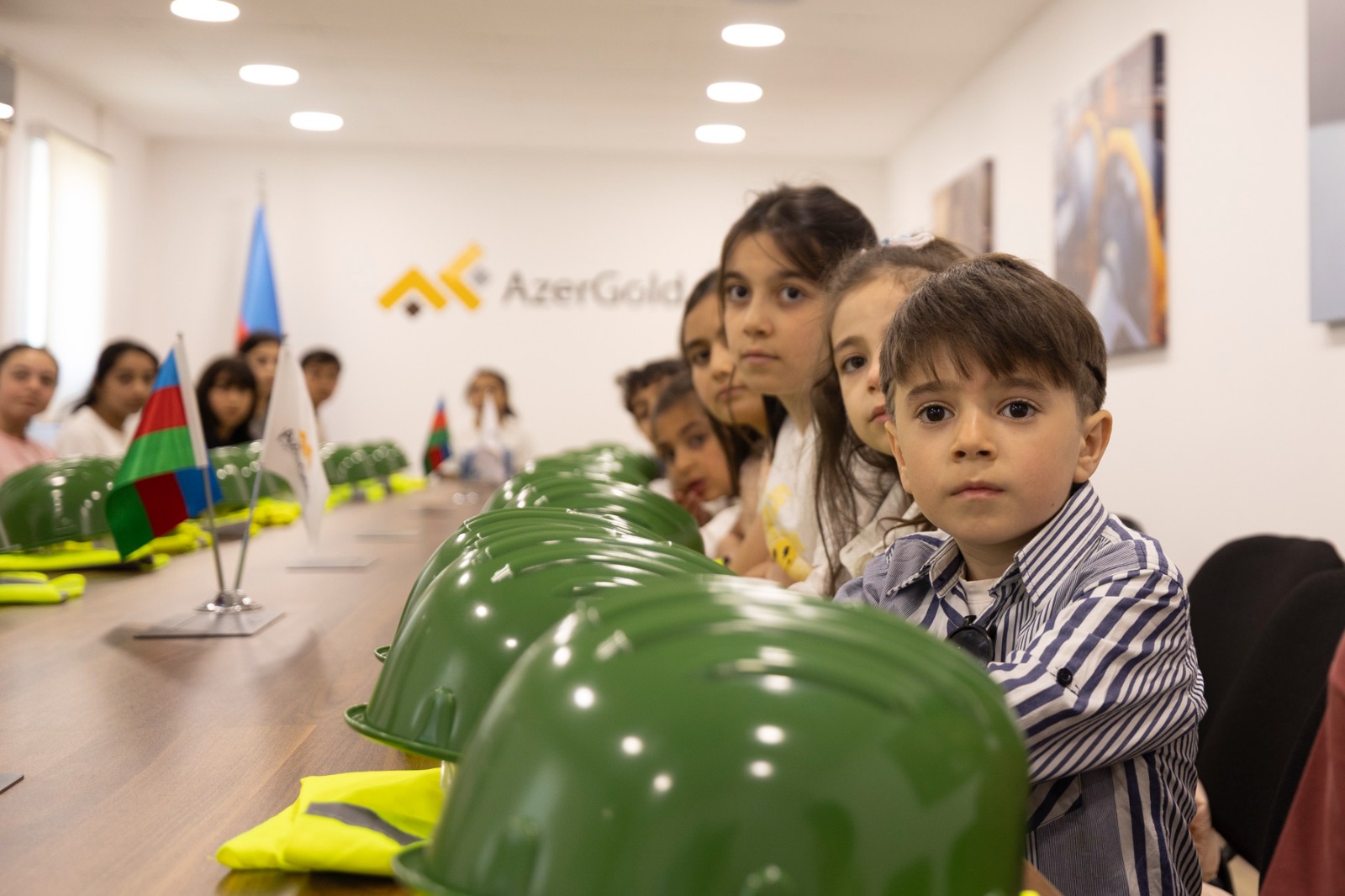 “AzerGold” QSC-nin əməkdaşlarının övladları üçün qızıl mədəninə ekskursiya təşkil edilib (FOTO)