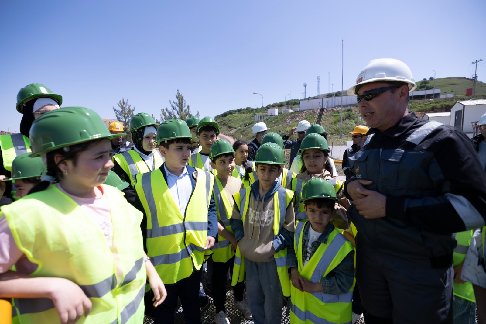 “AzerGold” QSC-nin əməkdaşlarının övladları üçün qızıl mədəninə ekskursiya təşkil edilib (FOTO)