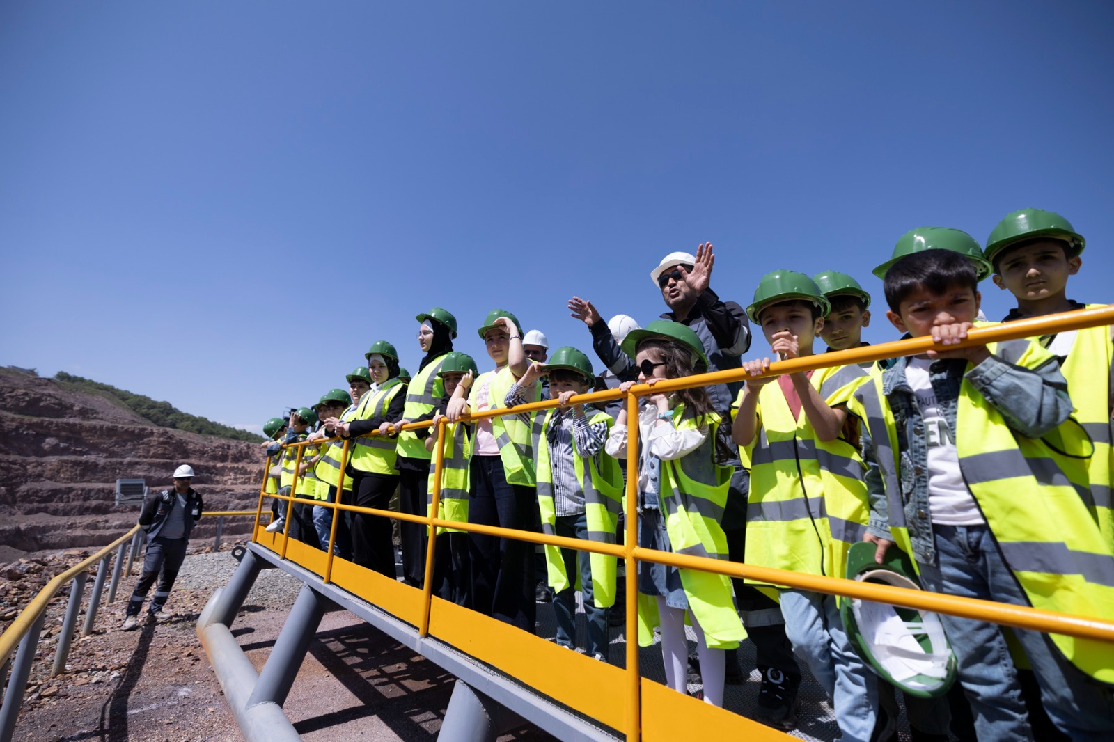 “AzerGold” QSC-nin əməkdaşlarının övladları üçün qızıl mədəninə ekskursiya təşkil edilib (FOTO)