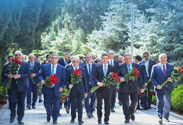 Mülki aviasiya işçiləri Fəxri xiyabanı ziyarət edib (FOTO)