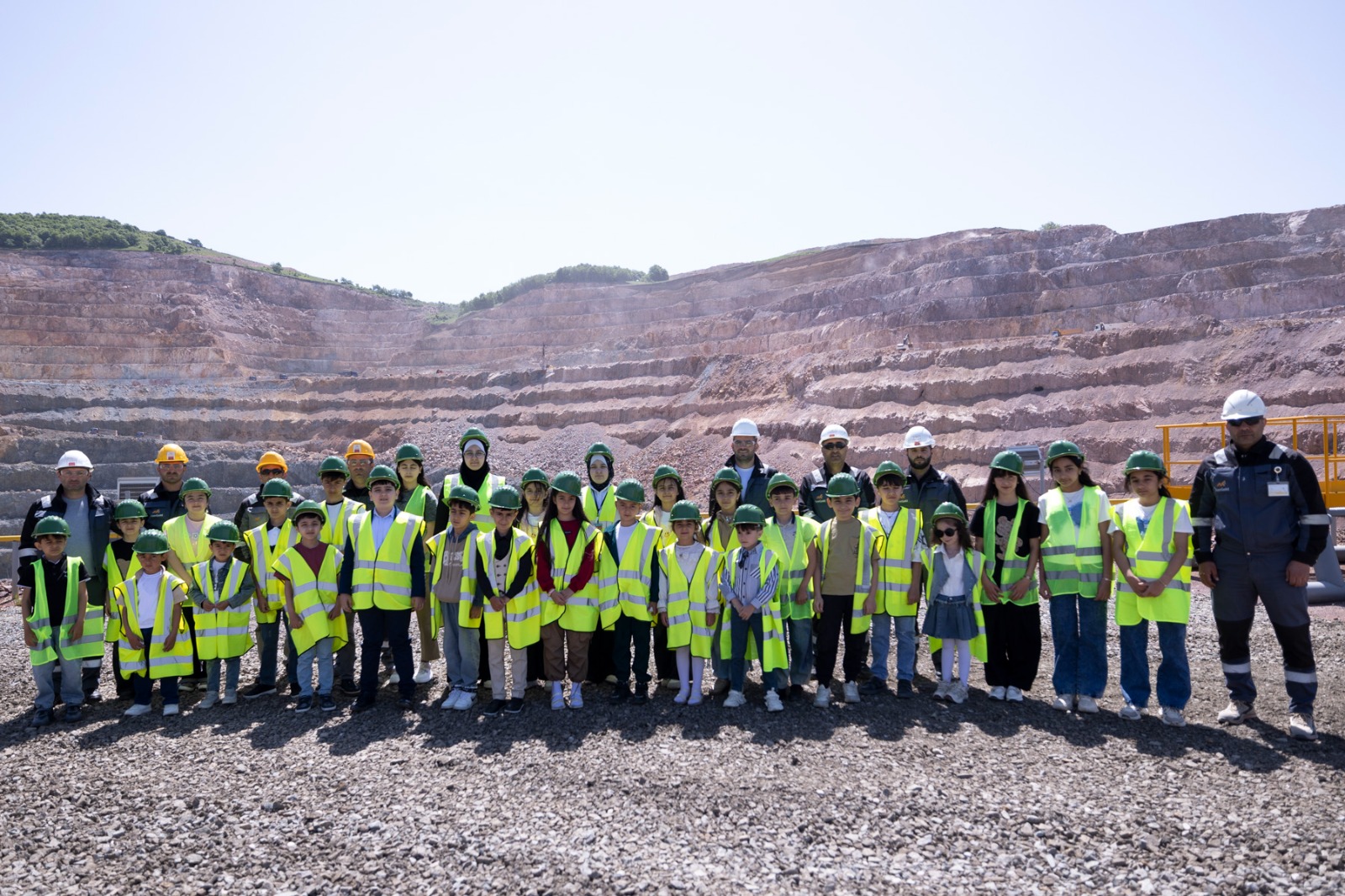 “AzerGold” QSC-nin əməkdaşlarının övladları üçün qızıl mədəninə ekskursiya təşkil edilib (FOTO)