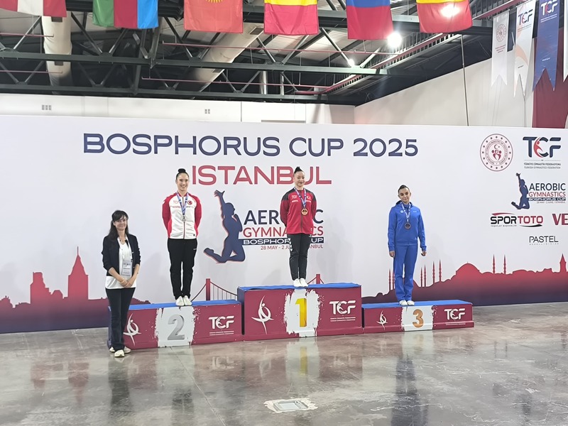 Gimnastlarımız İstanbuldan medallarla qayıtdı (FOTO)