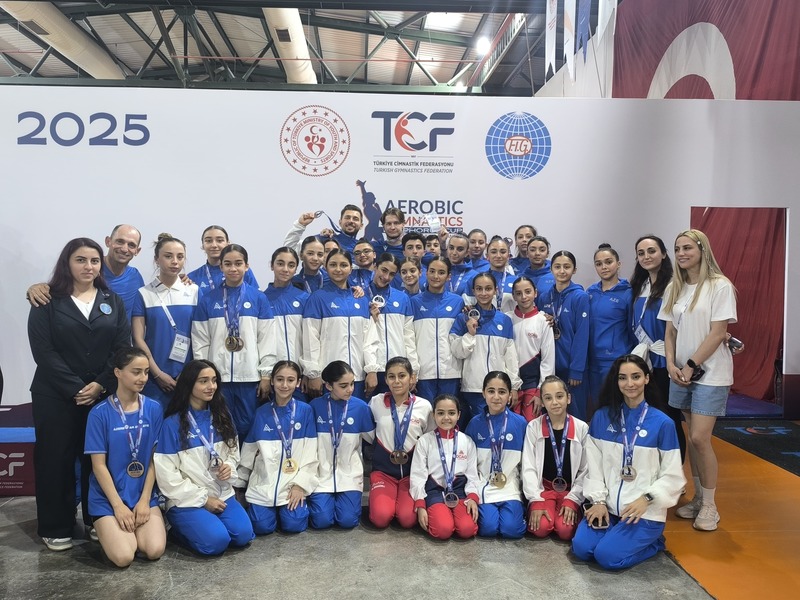 Gimnastlarımız İstanbuldan medallarla qayıtdı (FOTO)