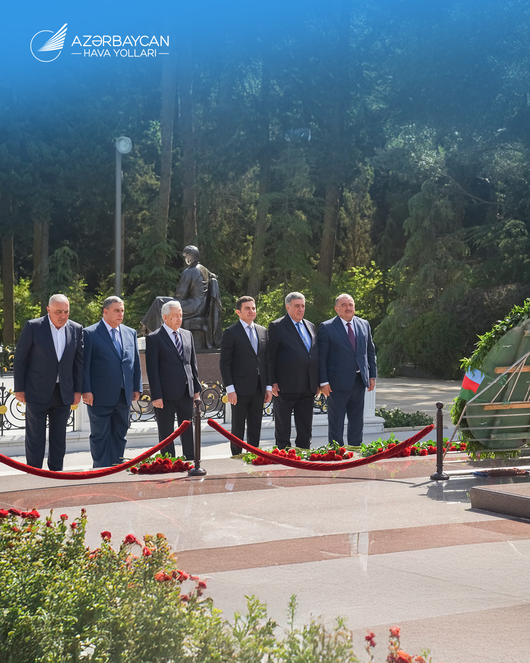 Mülki aviasiya işçiləri Fəxri xiyabanı ziyarət edib (FOTO)