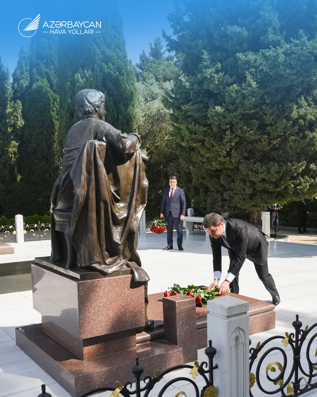 Mülki aviasiya işçiləri Fəxri xiyabanı ziyarət edib (FOTO)
