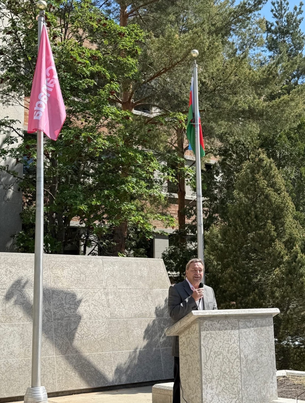Bayrağımız Kanadanın Saskatun şəhərində ucaldılıb (FOTO)