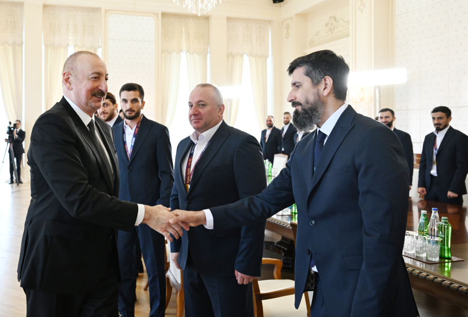 Prezident İlham Əliyev minifutbol üzrə dünya çempionatının qalibi olan Azərbaycan milli komandasının üzvlərini qəbul edib (FOTO) (YENİLƏNİB)