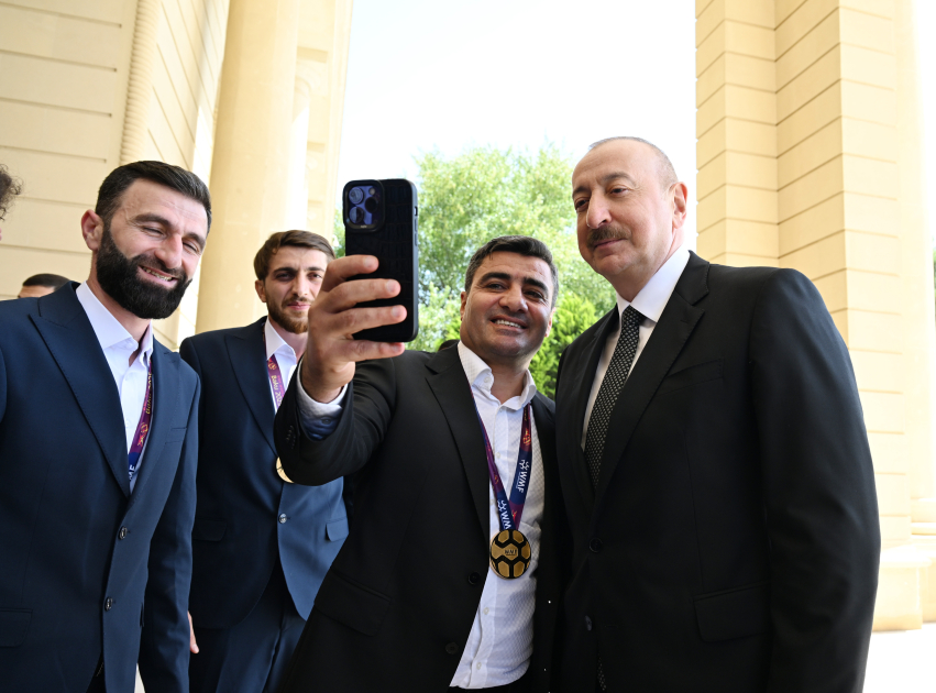 Prezident İlham Əliyev minifutbol üzrə dünya çempionatının qalibi olan Azərbaycan milli komandasının üzvlərini qəbul edib (FOTO) (YENİLƏNİB)