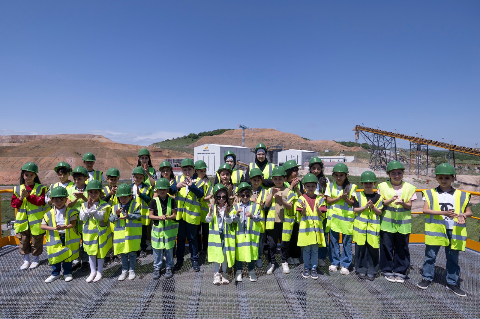 “AzerGold” QSC-nin əməkdaşlarının övladları üçün qızıl mədəninə ekskursiya təşkil edilib (FOTO)