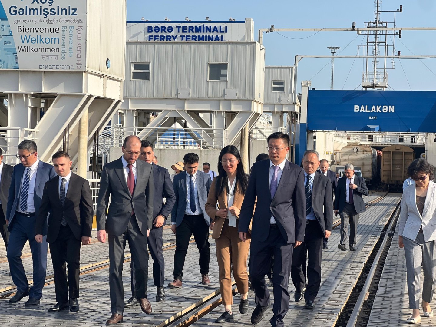 Çin rəsmiləri Bakı Limanının beynəlxalq yükdaşımalardakı rolu barədə məlumatlandırılıb