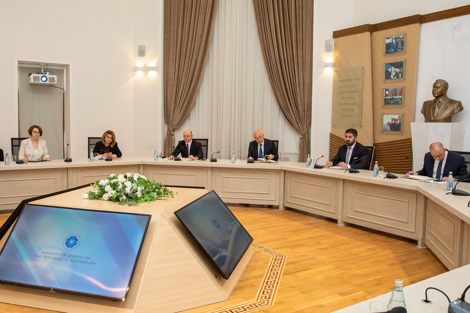 Azərbaycan AİB ilə külək enerjisinin ixraca yönəldilməsi ilə bağlı infrastrukturun yaradılmasını müzakirə edib (FOTO)