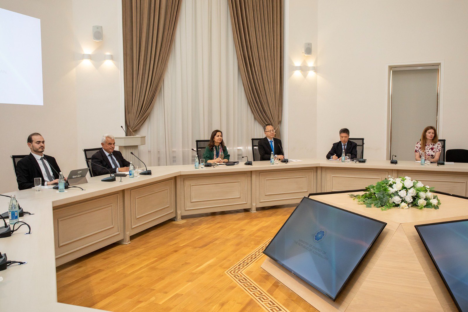 Azərbaycan AİB ilə külək enerjisinin ixraca yönəldilməsi ilə bağlı infrastrukturun yaradılmasını müzakirə edib (FOTO)