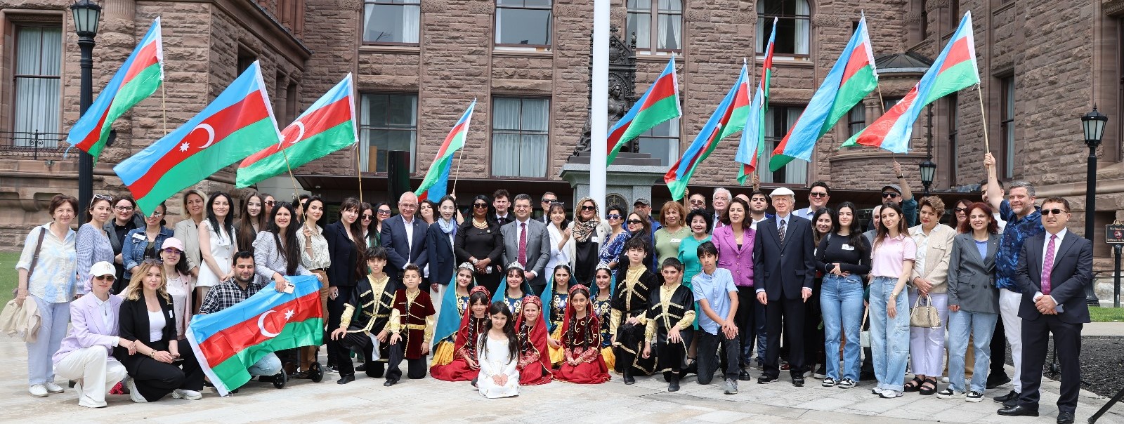 Bayrağımız Kanadanın Ontario Qanunvericilik Assambleyasının önündə ucaldılıb (FOTO)