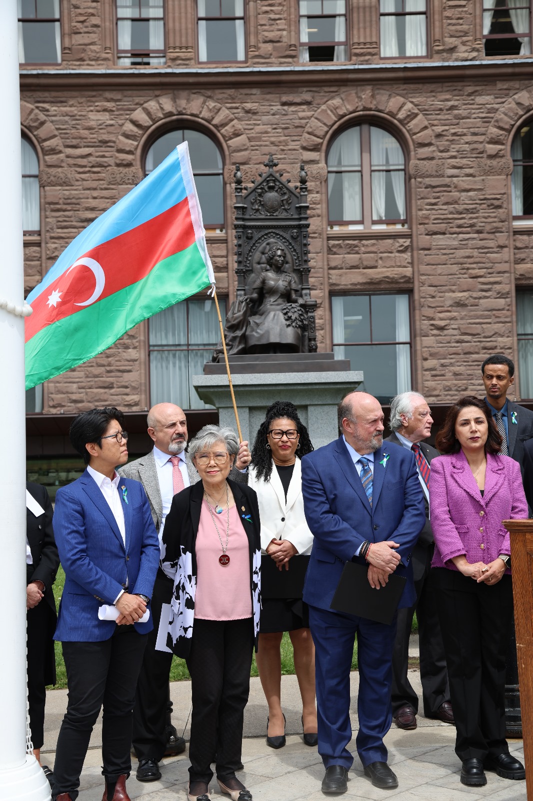 Bayrağımız Kanadanın Ontario Qanunvericilik Assambleyasının önündə ucaldılıb (FOTO)