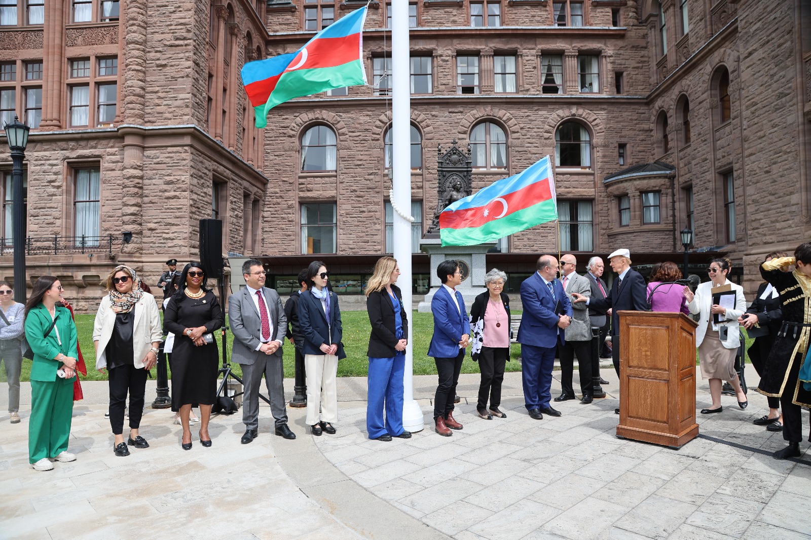 Bayrağımız Kanadanın Ontario Qanunvericilik Assambleyasının önündə ucaldılıb (FOTO)