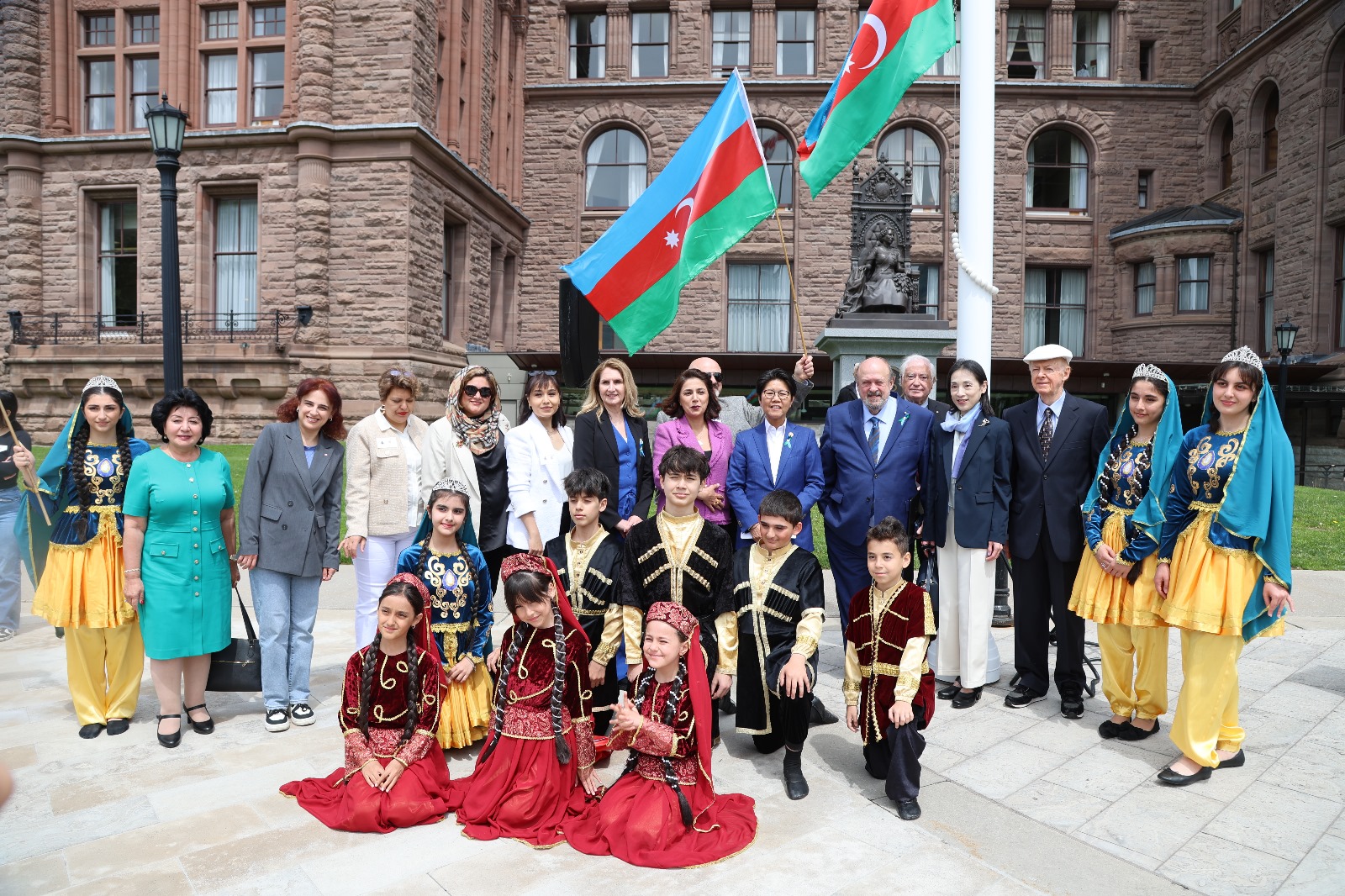 Bayrağımız Kanadanın Ontario Qanunvericilik Assambleyasının önündə ucaldılıb (FOTO)