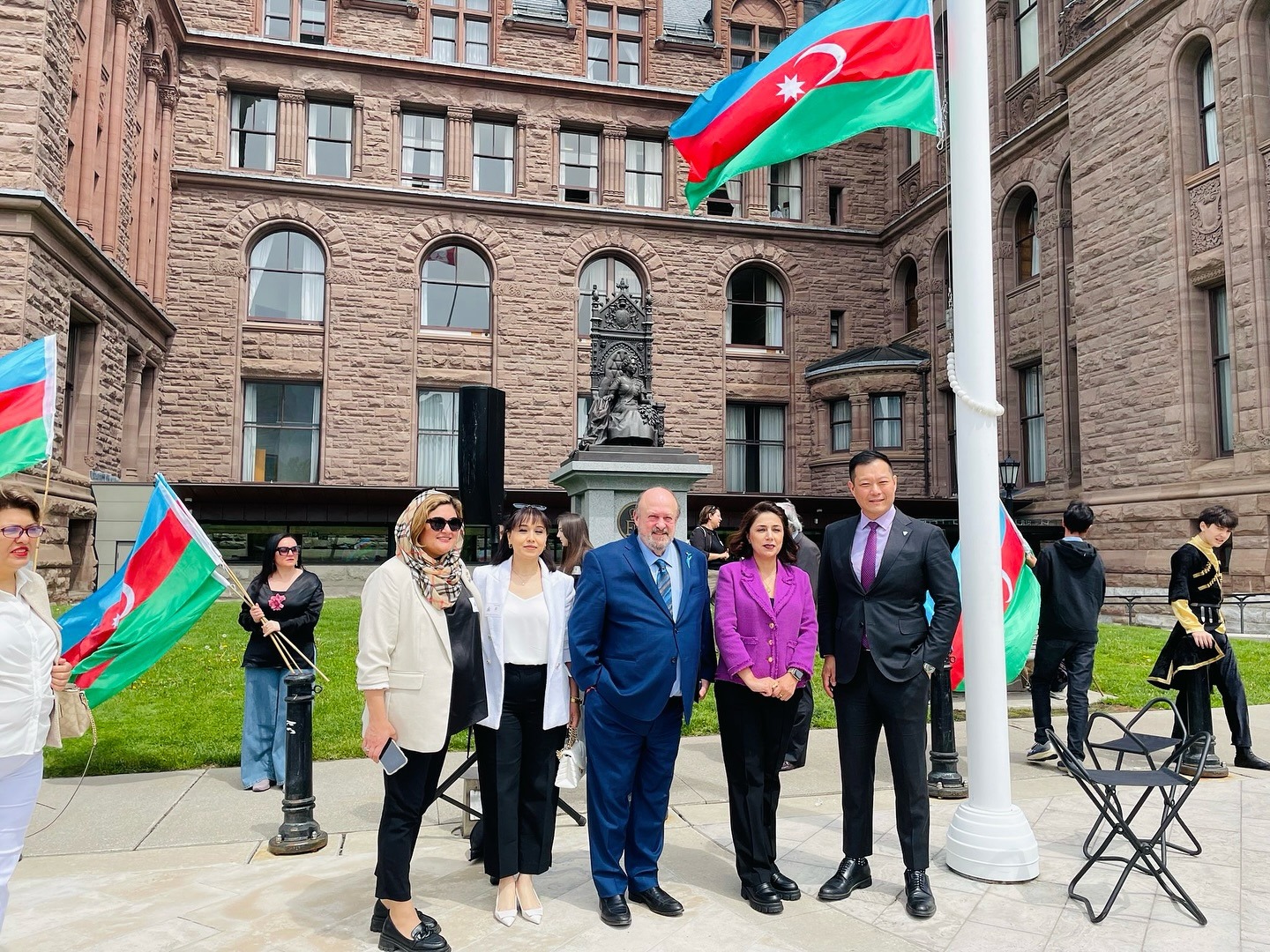 Bayrağımız Kanadanın Ontario Qanunvericilik Assambleyasının önündə ucaldılıb (FOTO)