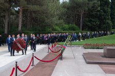 Azərbaycan Dövlət Su Ehtiyatları Agentliyinin sədri və kollektivi Fəxri xiyabanı ziyarət ediblər (FOTO)