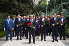 Azərbaycan Dövlət Su Ehtiyatları Agentliyinin sədri və kollektivi Fəxri xiyabanı ziyarət ediblər (FOTO)