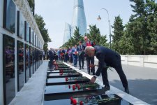 Azərbaycan Dövlət Su Ehtiyatları Agentliyinin sədri və kollektivi Fəxri xiyabanı ziyarət ediblər (FOTO)
