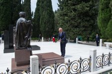 Azərbaycan Dövlət Su Ehtiyatları Agentliyinin sədri və kollektivi Fəxri xiyabanı ziyarət ediblər (FOTO)