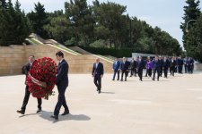 Azərbaycan Dövlət Su Ehtiyatları Agentliyinin sədri və kollektivi Fəxri xiyabanı ziyarət ediblər (FOTO)
