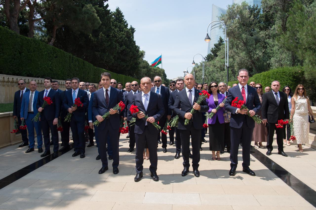 Azərbaycan Dövlət Su Ehtiyatları Agentliyinin sədri və kollektivi Fəxri xiyabanı ziyarət ediblər (FOTO)