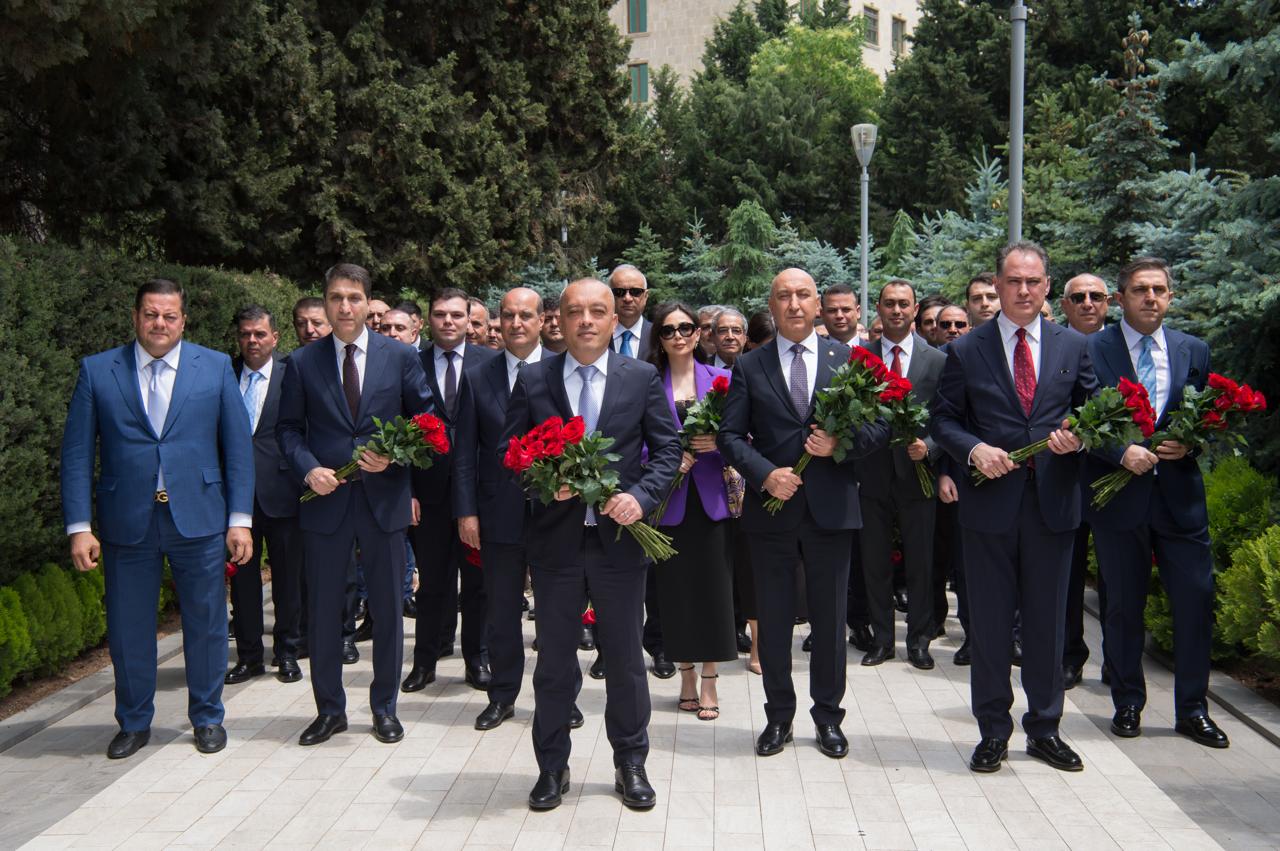 Azərbaycan Dövlət Su Ehtiyatları Agentliyinin sədri və kollektivi Fəxri xiyabanı ziyarət ediblər (FOTO)