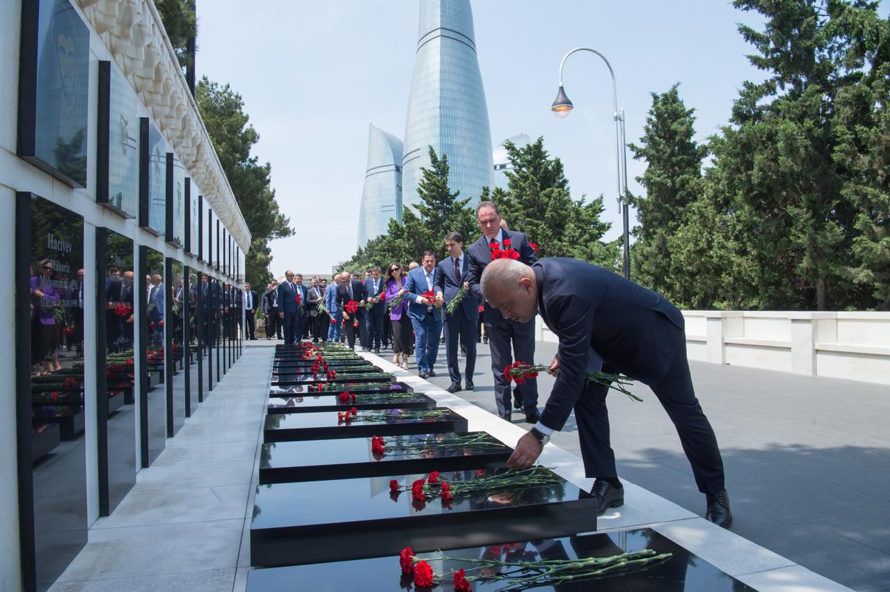Azərbaycan Dövlət Su Ehtiyatları Agentliyinin sədri və kollektivi Fəxri xiyabanı ziyarət ediblər (FOTO)