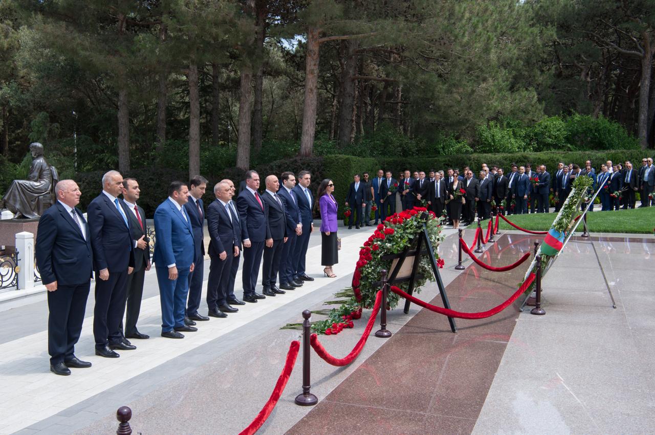 Azərbaycan Dövlət Su Ehtiyatları Agentliyinin sədri və kollektivi Fəxri xiyabanı ziyarət ediblər (FOTO)