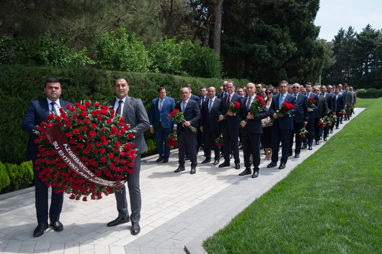 Azərbaycan Dövlət Su Ehtiyatları Agentliyinin sədri və kollektivi Fəxri xiyabanı ziyarət ediblər (FOTO)
