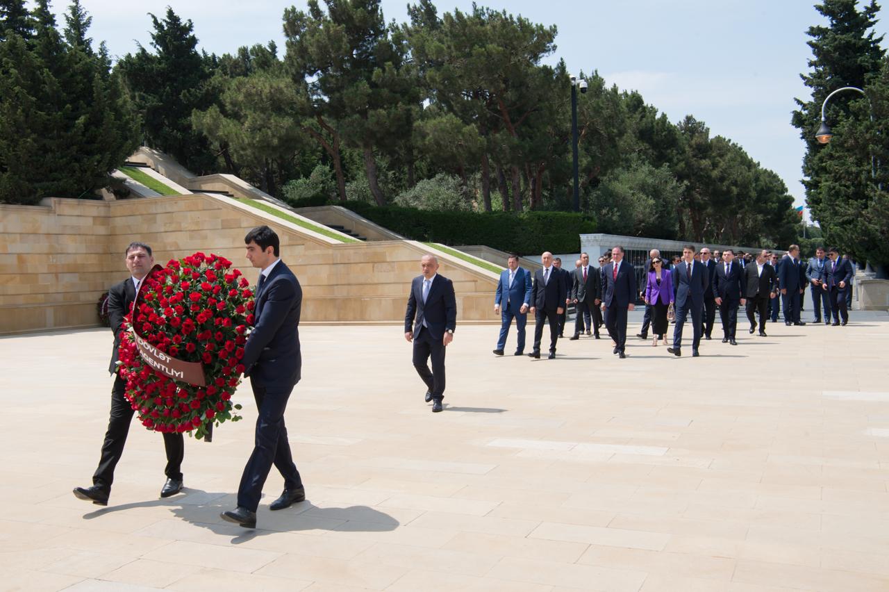 Azərbaycan Dövlət Su Ehtiyatları Agentliyinin sədri və kollektivi Fəxri xiyabanı ziyarət ediblər (FOTO)