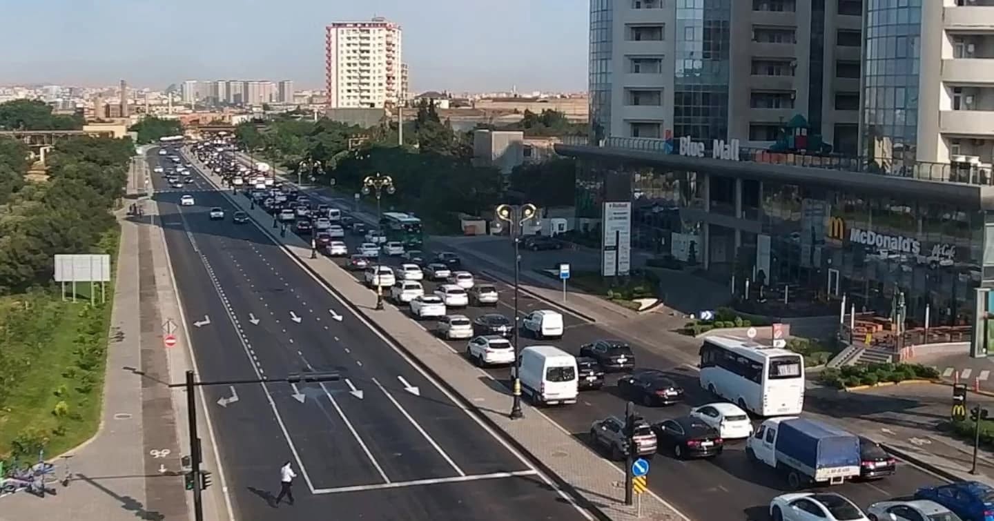Sürücülərin NƏZƏRİNƏ: Paytaxtın bir sıra yollarında tıxac var - SİYAHI (FOTO)