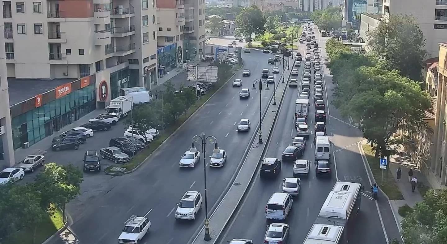 Sürücülərin NƏZƏRİNƏ: Paytaxtın bir sıra yollarında tıxac var - SİYAHI (FOTO)