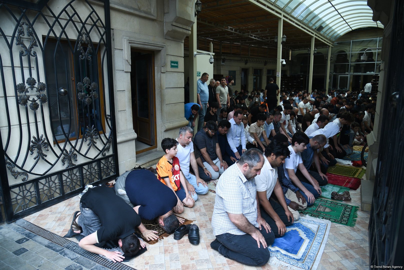 Əjdərbəy məscidində bayram namazı qılınıb (FOTO)