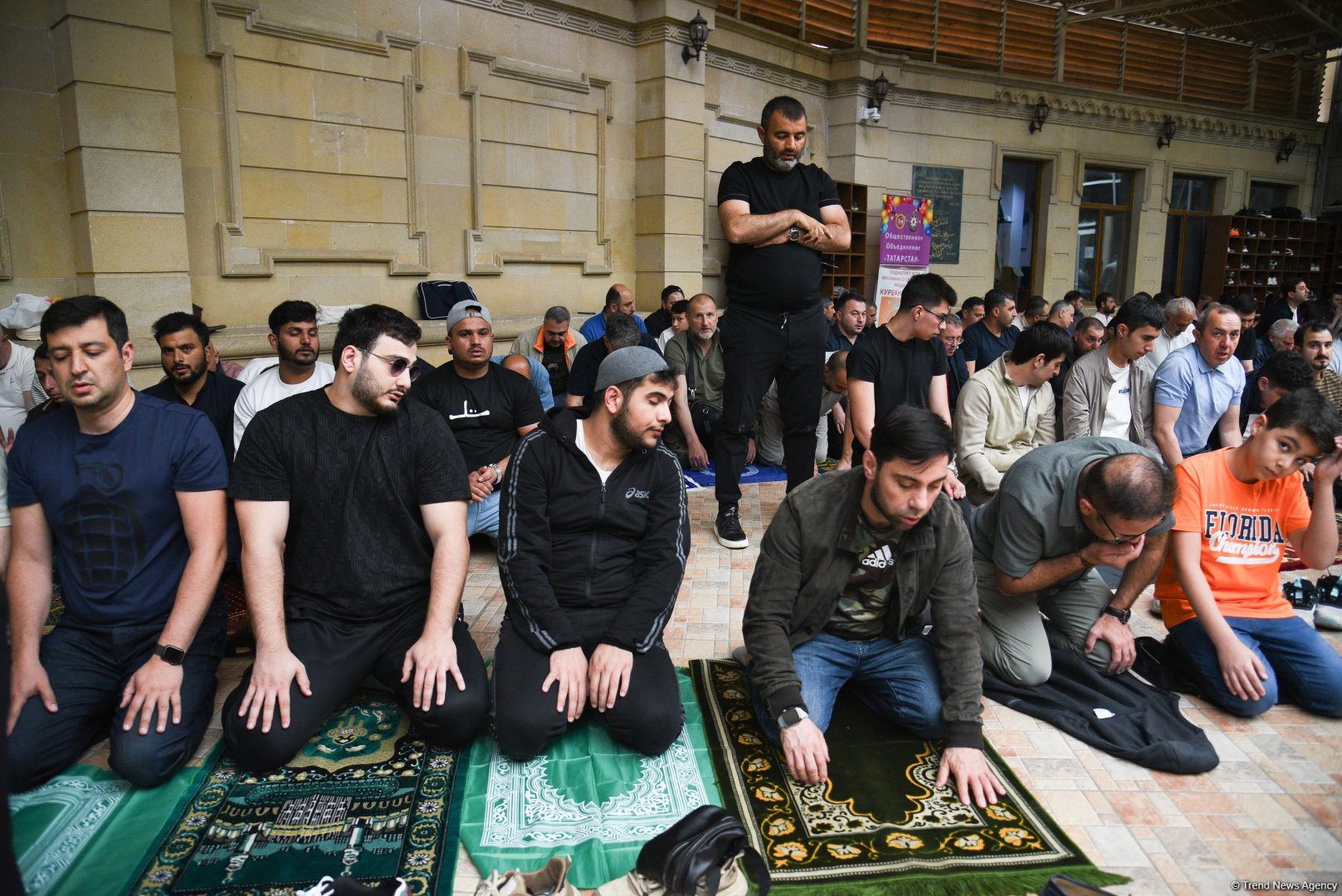 Əjdərbəy məscidində bayram namazı qılınıb (FOTO)