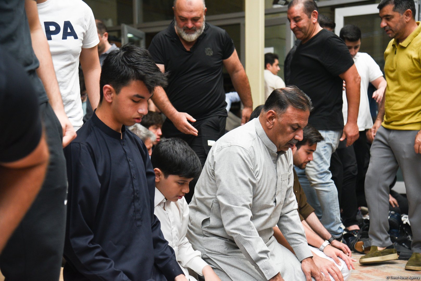 Əjdərbəy məscidində bayram namazı qılınıb (FOTO)