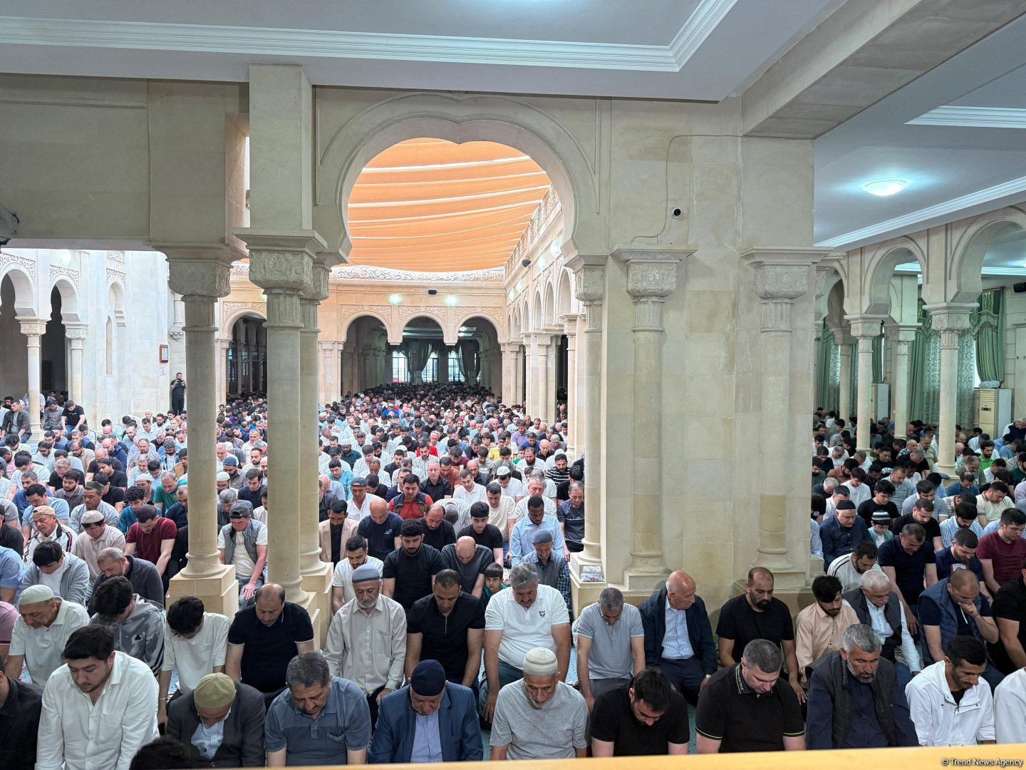 Əjdərbəy məscidində bayram namazı qılınıb (FOTO)