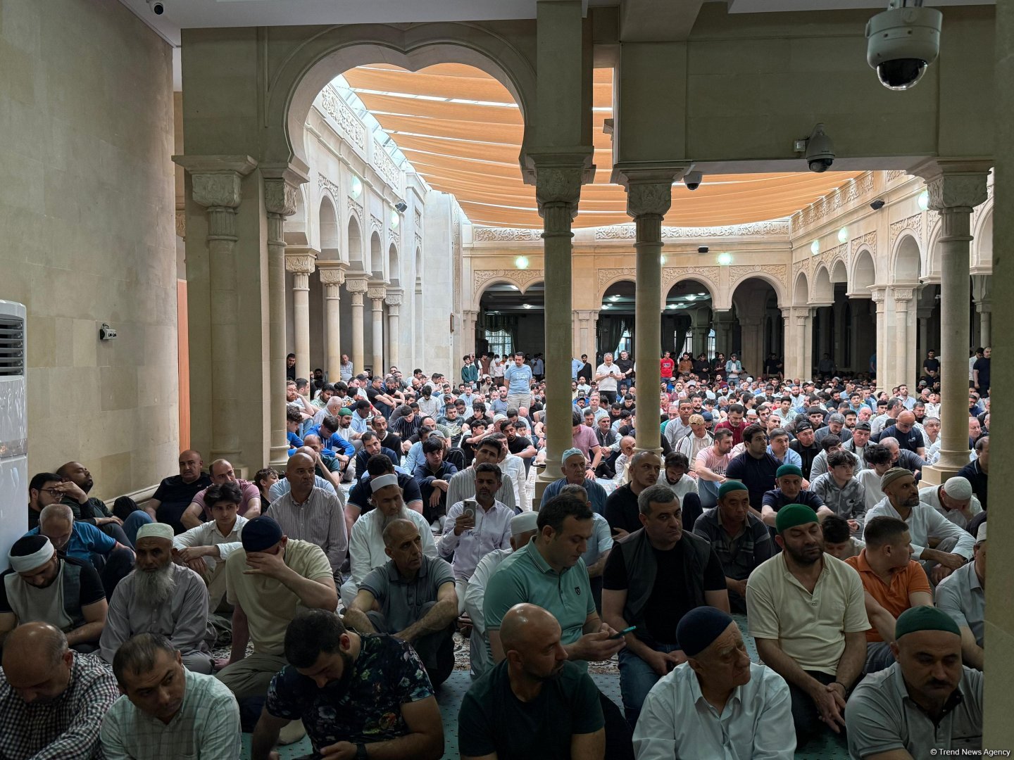 Əjdərbəy məscidində bayram namazı qılınıb (FOTO)
