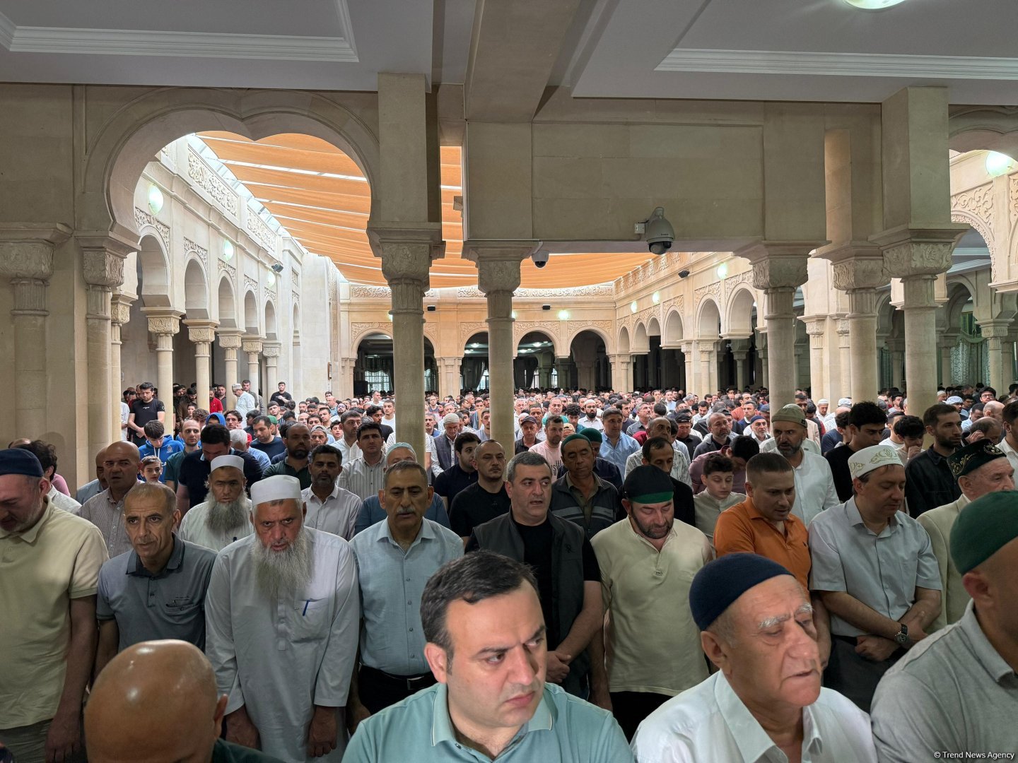 Əjdərbəy məscidində bayram namazı qılınıb (FOTO)