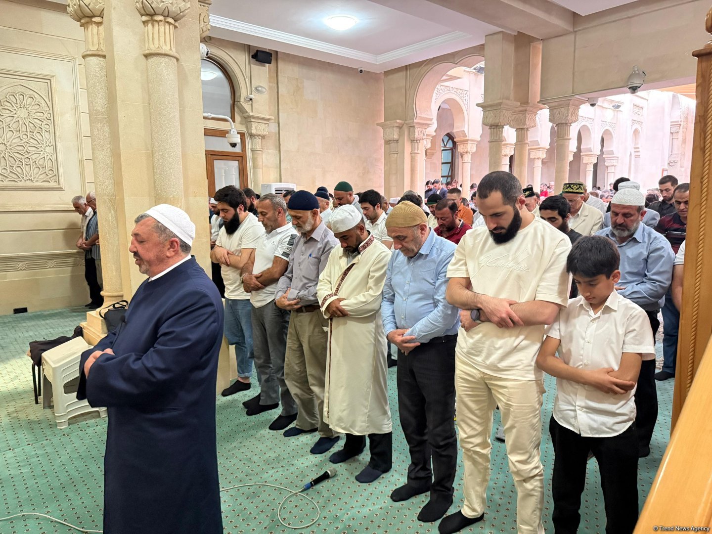 Əjdərbəy məscidində bayram namazı qılınıb (FOTO)